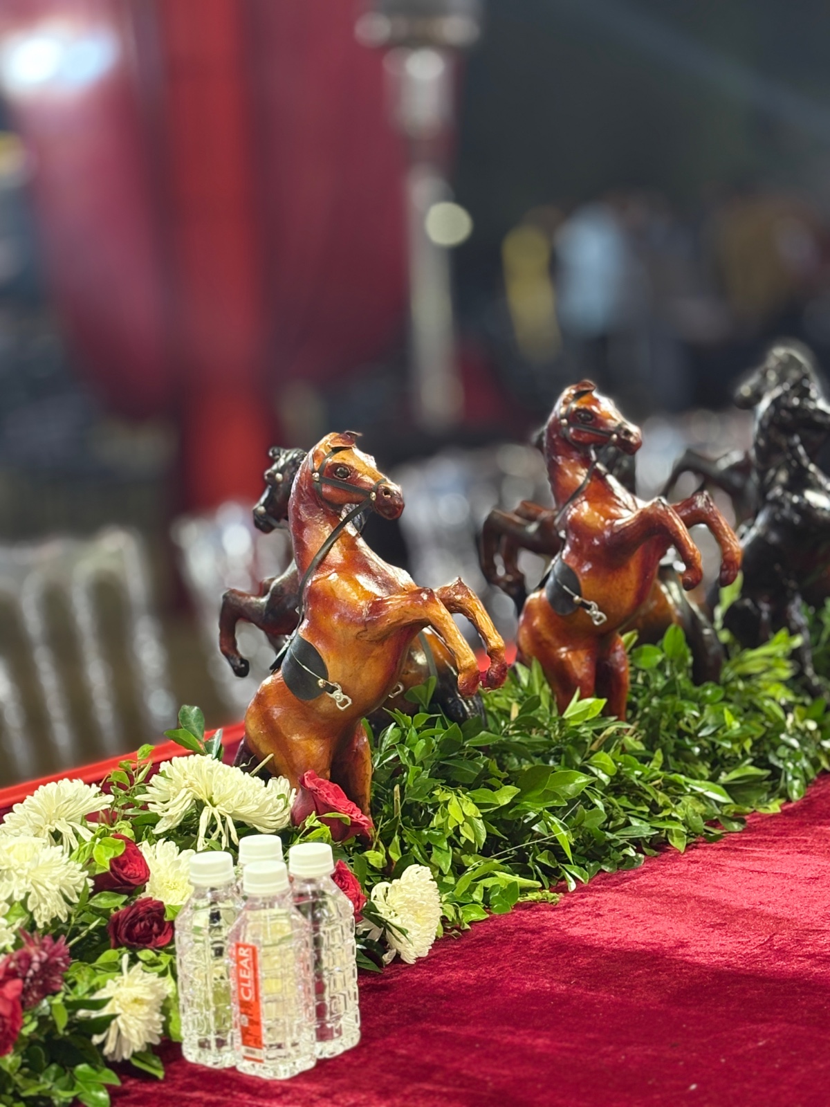 Royal table decor with horse figurines